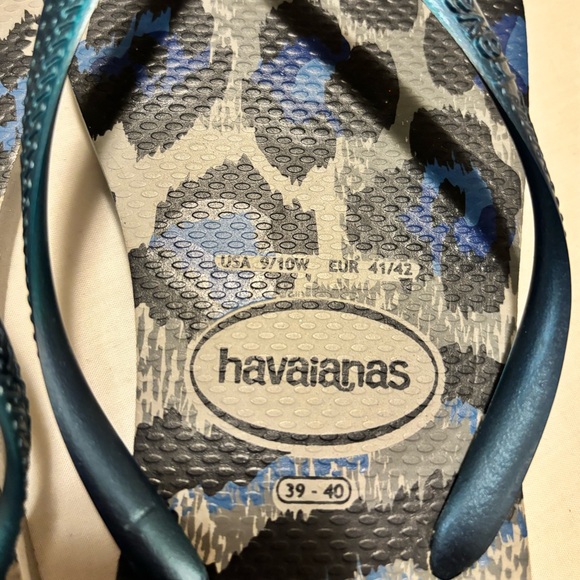 Havaianas, size 9/10 slim, blue, gray, black animal print flip flops - Picture 3 of 5